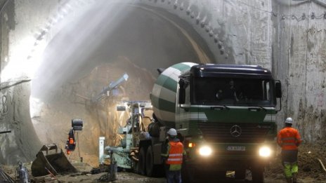 Фандъкова слезе под земята, инспектира тунел за метрото