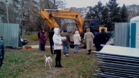 "Младост" отново протестира, но строежът продължава