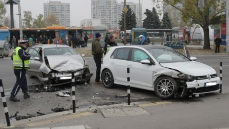 Две коли се удариха близо до Окръжна болница