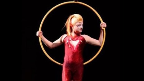 Артистка от Cirque du Soleil падна по време на шоу с обръчи