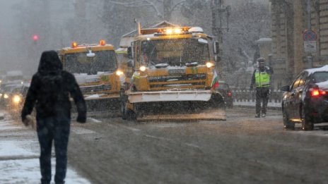 4 коли и един автобус се нанизаха на моста на Захарна фабрика