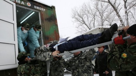 Учение в снега: Медици с бързи действия на летището