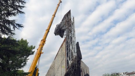 Махат паметника пред НДК пролетта, отива за скрап 