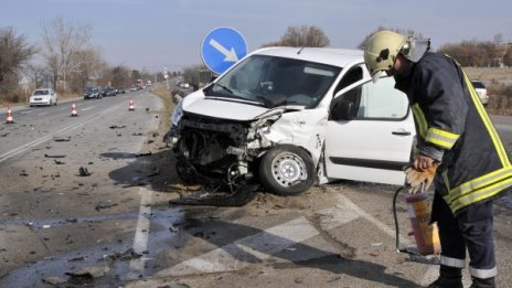 Двама в болница след катастрофа край Димитровград