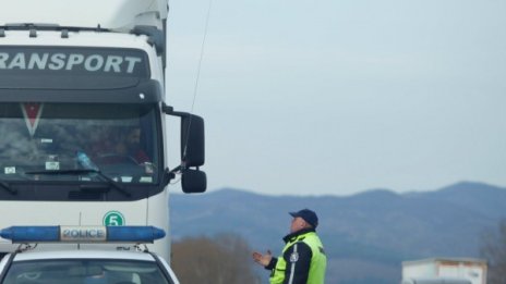 Аварирал ТИР затрудни трафика по пътя София-Варна