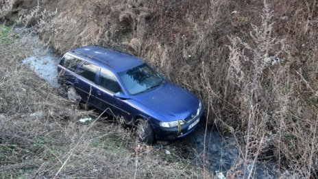 Автомобил се озова в дере в "Княжево"