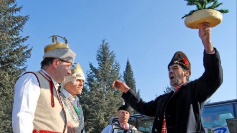 На днешния Васильовден тръгват сурвакарите. Посрещнете ги!