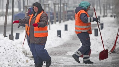 Инспекцията по труда: Шефове, пазете хората си от студа!