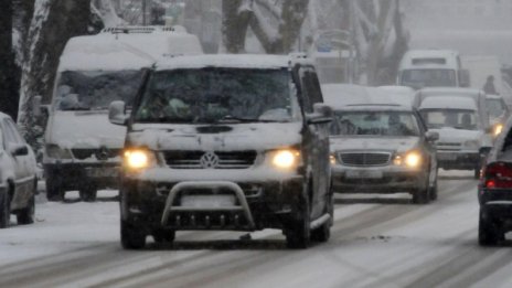 Снежец кротко си вали, а в АПИ и МВР-то са на нокти