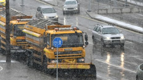 Снегът подхлъзна двама шофьори, трима се озоваха в болница 