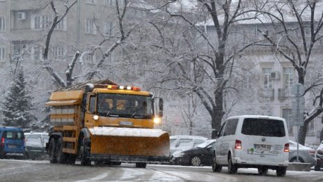 Сложна нощ в София: 150 снегорина, всичко под контрол!