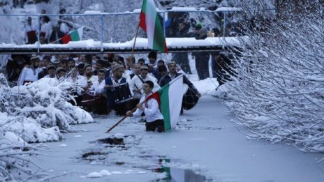 С тъпан напред и песен на уста: Леденото хоро в Тунджа