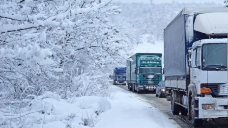 Пак решаваха спор на пътя с пистолет – край Калотина