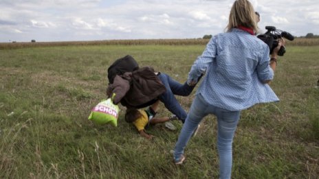 Унгарската операторка, спънала и ударила мигранти, осъдена