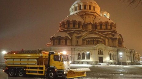 Снегопочистването в столицата продължава