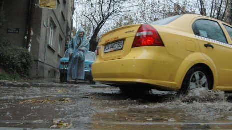 Таксиджия бъсна майка с дете в "Люлин", духна