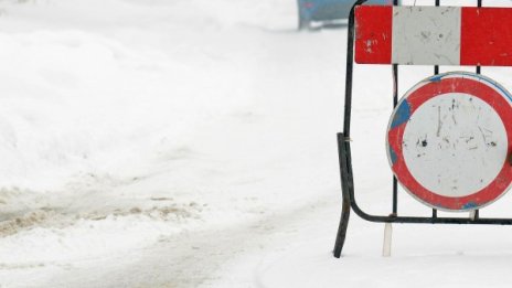 Линейка закъса в снега, човек почина на улица в Карлово