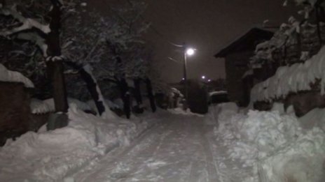 Съседи извикали линейката, закъсала в снега до Карлово