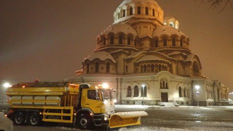 Снегорините в София: Ръсят, рият по улиците