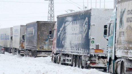 Чакане, предреждане, нерви... на опашката на "Дунав мост"