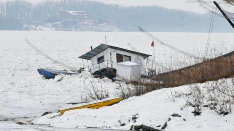 Безкрайно ледено поле? Не, просто Дунав