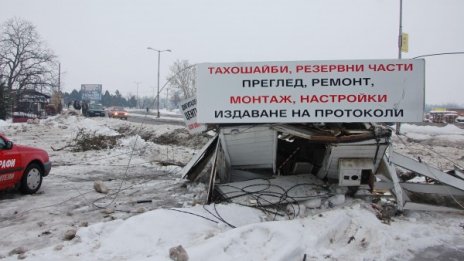 Пиян тираджия влетя в офис на автогарата в Харманли