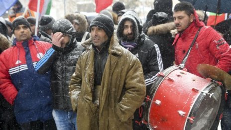 Роми на протест: Надуват сметките за ток в гетата!