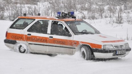 Ромски юмруци по лекари: Излекували жена, но не издърпали кола!