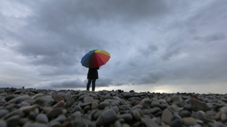 Вземете чадъра! Захладнява, дъждът ще премине в сняг