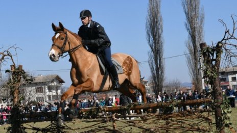 Традиция и конски тръс: Кушии и ездачи в униформа