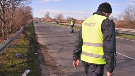 Тираджия подхвърли 10 евро на полицаи, закопчаха го 