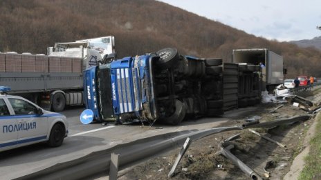 ТИР с алкохол се обърна при Витиня в посока София