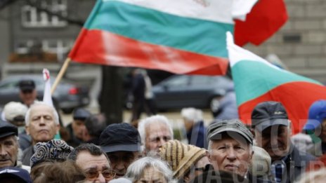 Пенсионери съдят държавата, ако скочи само най-ниският доход