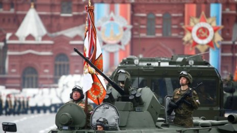 Военна мощ по земя, авиацията не литна: Парадът в Москва в снимки