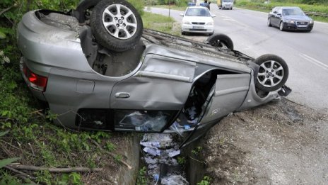 Двама младежи се обърнаха с автомобил край Хасково