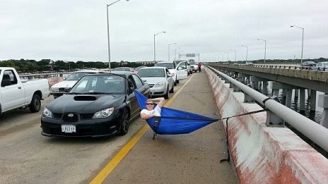 Час пик, в метрото, в колата, на стълбите... Винаги може да е по-зле!