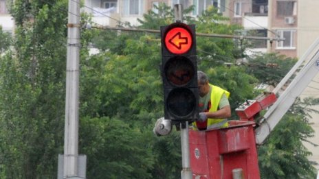 Пиян подкара колата, събори светофар на кръстовище