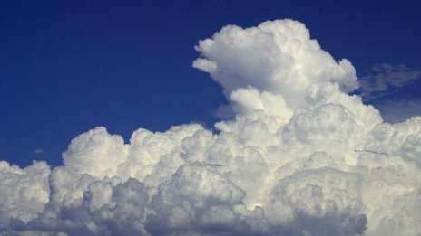 Дъждовни облаци на запад, на изток... слънце, море