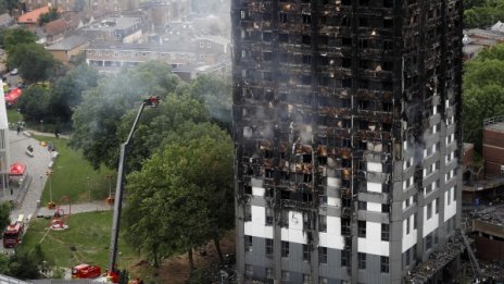 Жертвите на пожара в Лондон станаха 17