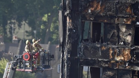 Загиналите при пожара в Лондон вече са 30