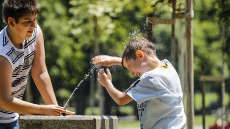 Радост, усмивки и детски игри в първия ден на лятото