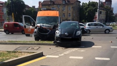 Линейка и пернишки автомобил се удариха в София