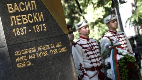 Радев откри паметник на Левски и отчете: Той смущава и вдъхновява!