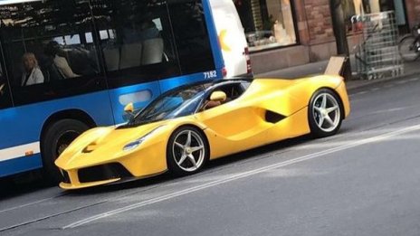 Ибрахимович не си играе, седна зад волана на LaFerrari