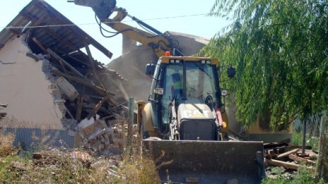 Бутнаха 16 незаконни ромски къщи в Асеновград