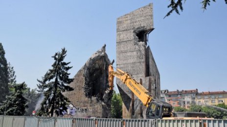 Пак драма около бутането на паметника пред НДК