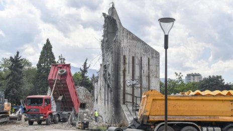 Пред НДК: Събарянето на паметника продължава