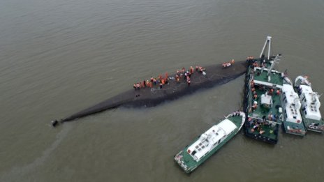 Кораб се преобърна в Черно море, спасиха осем души екипаж