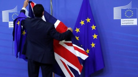 След Brexit: Младите от ЕС с 2-годишни британски визи?