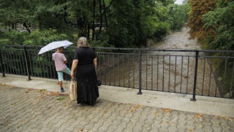 След бурята: В Перловската река – клони, гуми и кал